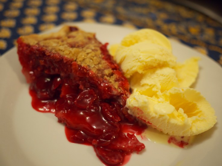sour cherry crumble pie